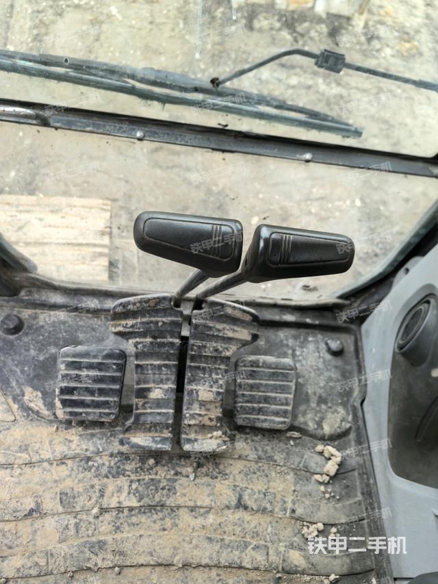 行走控制手柄和踏板?俯拍（駕駛室部分）