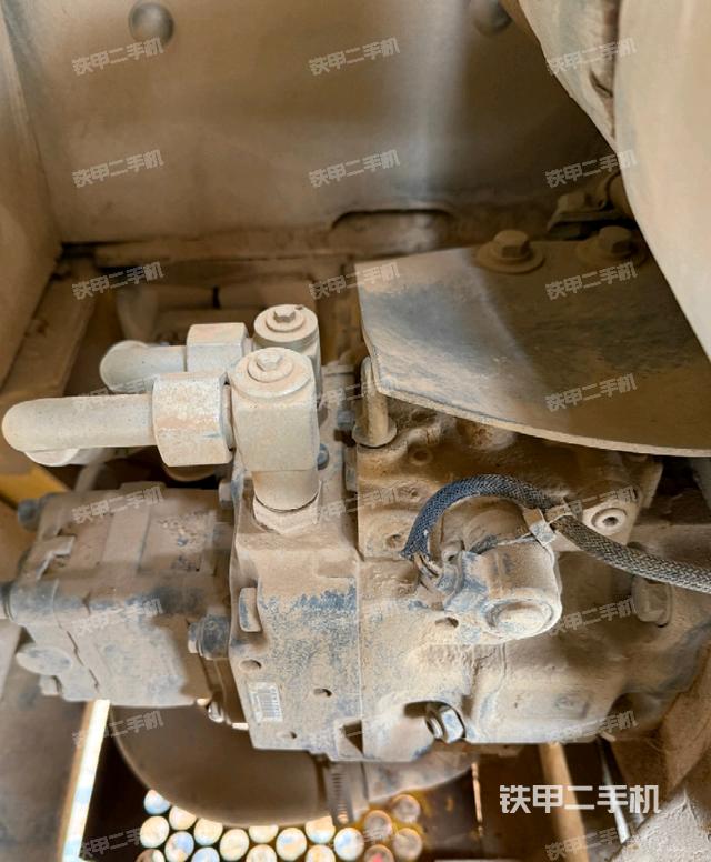 液壓泵艙室正面整體(整機(jī)外觀) 液壓泵艙室正面整體(整機(jī)外觀)