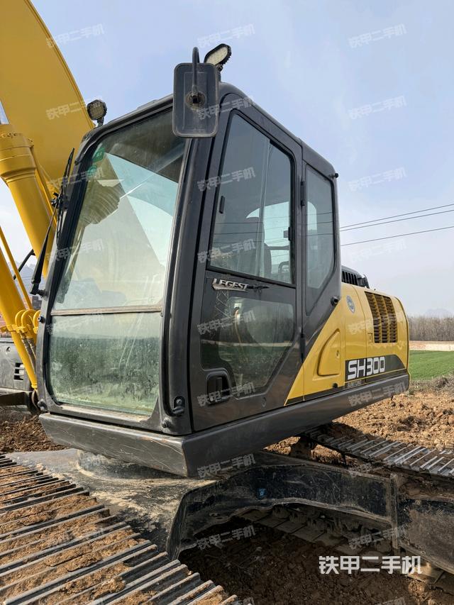 駕駛室整體(整機(jī)外觀) 駕駛室整體(整機(jī)外觀)