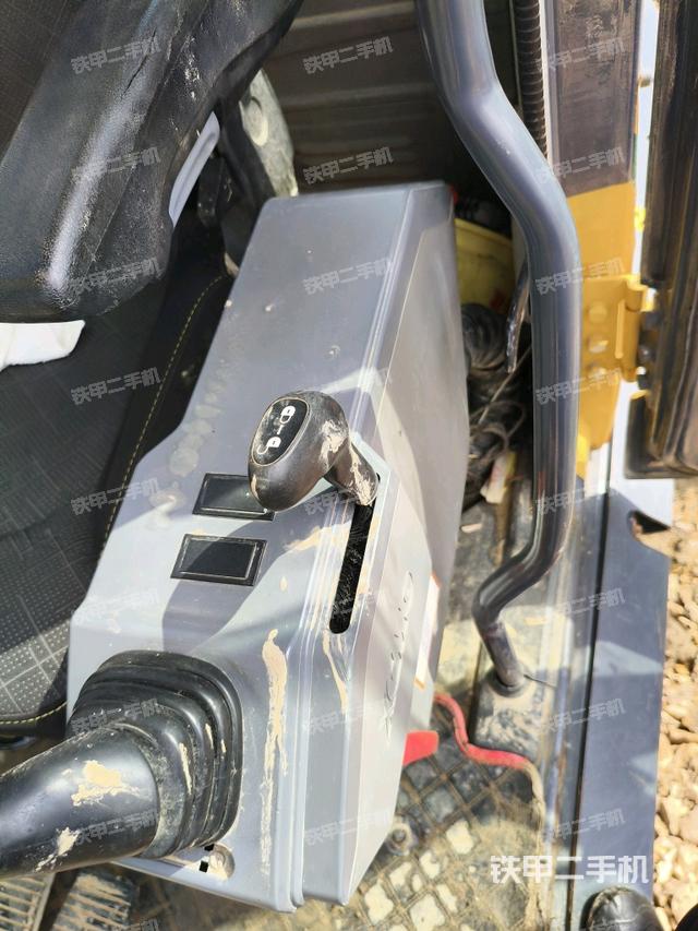 座椅右側(cè)控制臺(tái)/鑰匙門/油門/含右手柄（駕駛室部分）