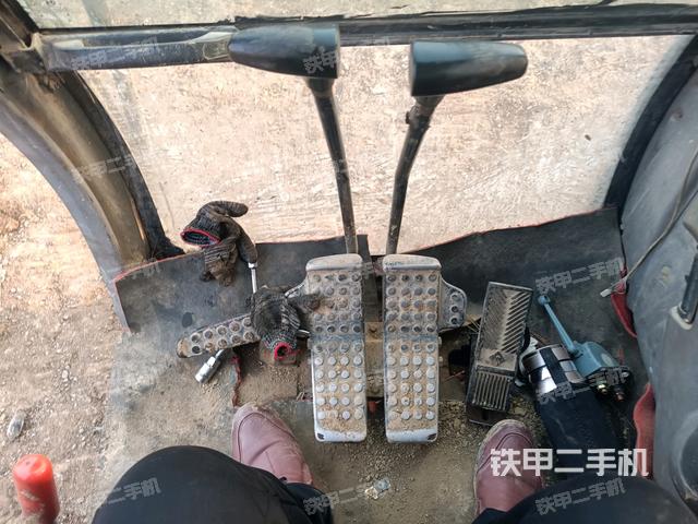 行走控制手柄和踏板?俯拍（駕駛室部分）