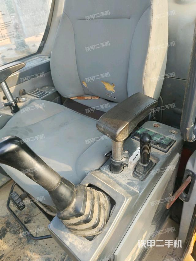 座椅左側(cè)控制臺/音響/含左手柄（駕駛室部分）