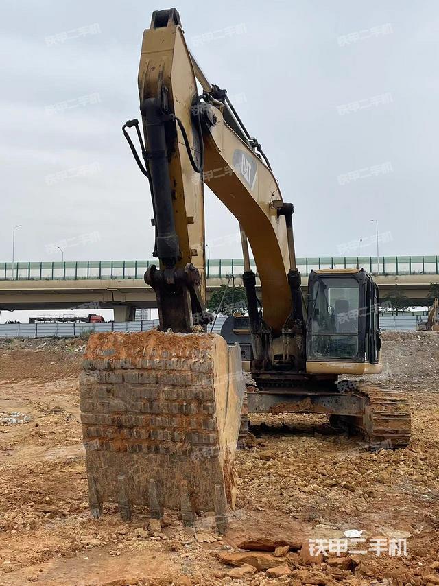 單側(cè)履帶整體(整機(jī)外觀) 單側(cè)履帶整體(整機(jī)外觀)