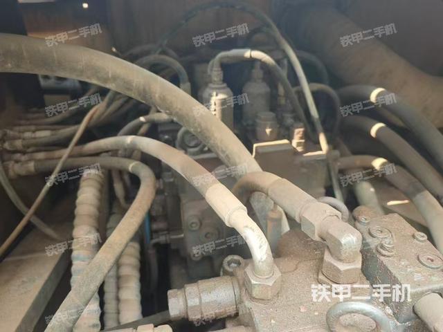 回轉(zhuǎn)馬達(dá)和主控閥(整機(jī)外觀) 回轉(zhuǎn)馬達(dá)和主控閥(整機(jī)外觀)