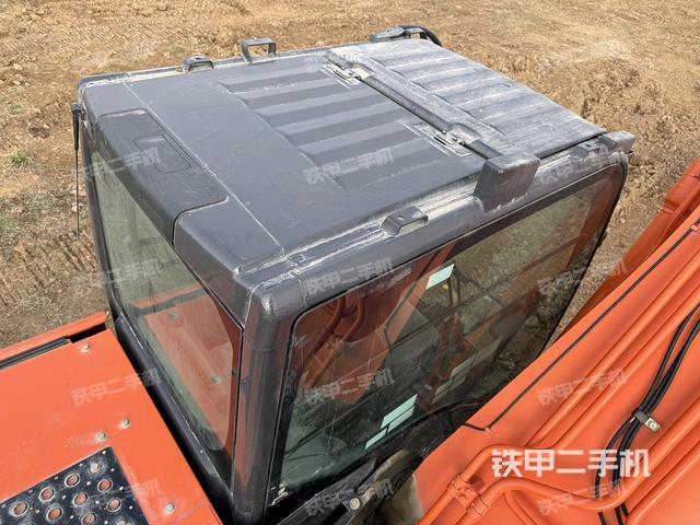 駕駛室頂部(整機(jī)外觀) 駕駛室頂部(整機(jī)外觀)