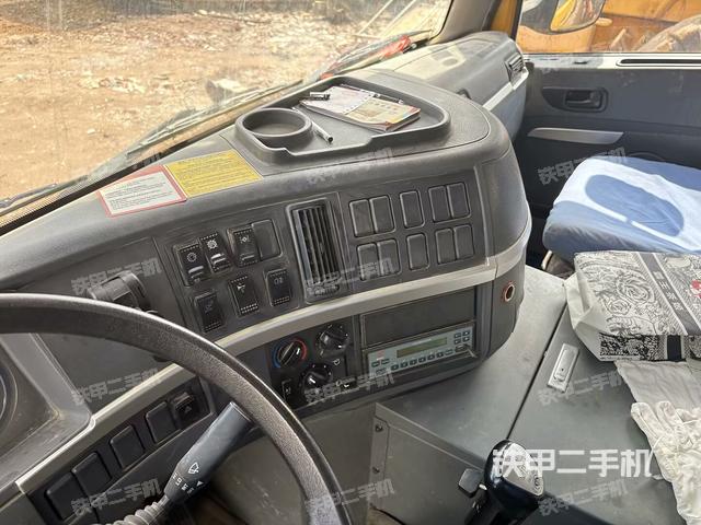 操作室正側(cè)（起重機(jī)駕駛室正側(cè)及內(nèi)部，操作室及內(nèi)部）