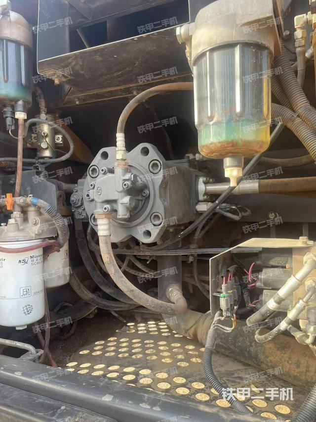 液壓泵艙室正面整體（整機(jī)外觀）