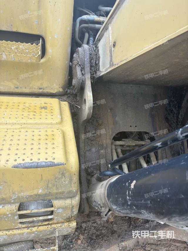 鏟斗右后整體(工作和回轉(zhuǎn)裝置) 鏟斗右后整體(工作和回轉(zhuǎn)裝置)