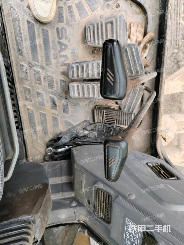 座椅右側(cè)控制臺/鑰匙門/油門/含右手柄（駕駛室部分）