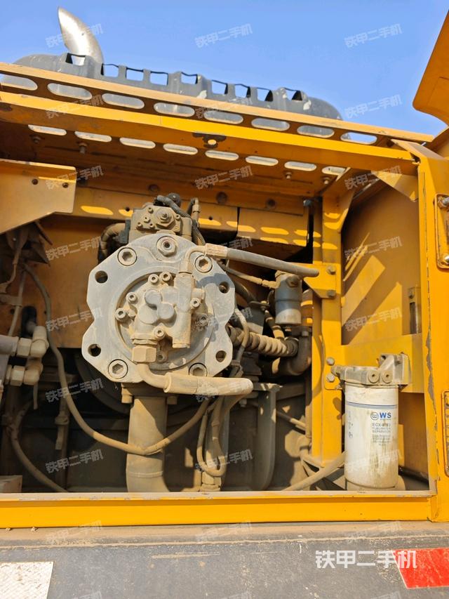 液壓泵艙室正面整體(整機外觀) 液壓泵艙室正面整體(整機外觀)