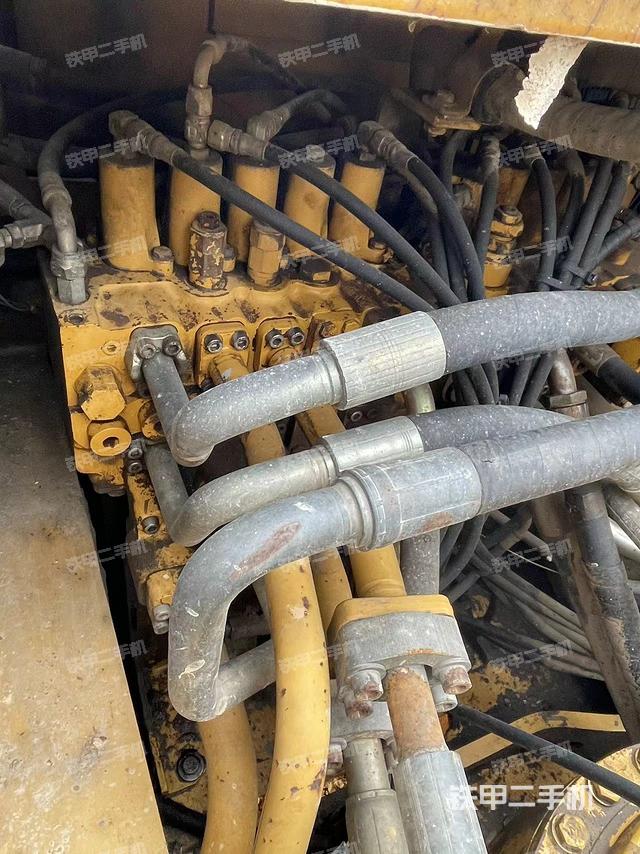 駕駛室頂部(整機(jī)外觀) 駕駛室頂部(整機(jī)外觀)