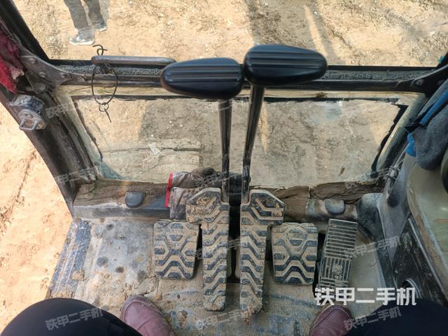 行走控制手柄和踏板?俯拍（駕駛室部分）