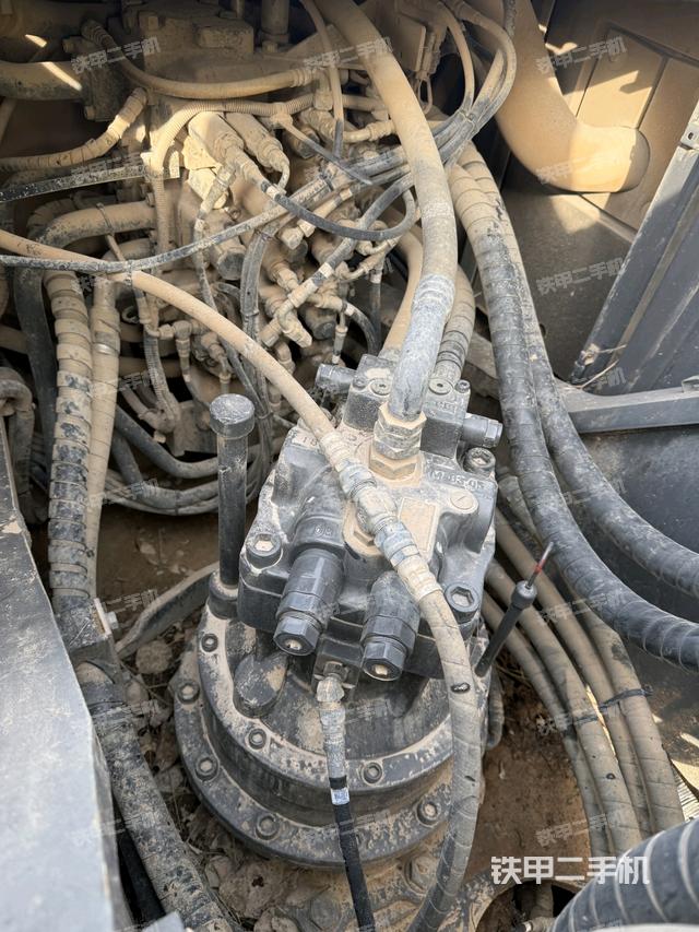 回轉(zhuǎn)馬達(dá)和主控閥(整機(jī)外觀) 回轉(zhuǎn)馬達(dá)和主控閥(整機(jī)外觀)