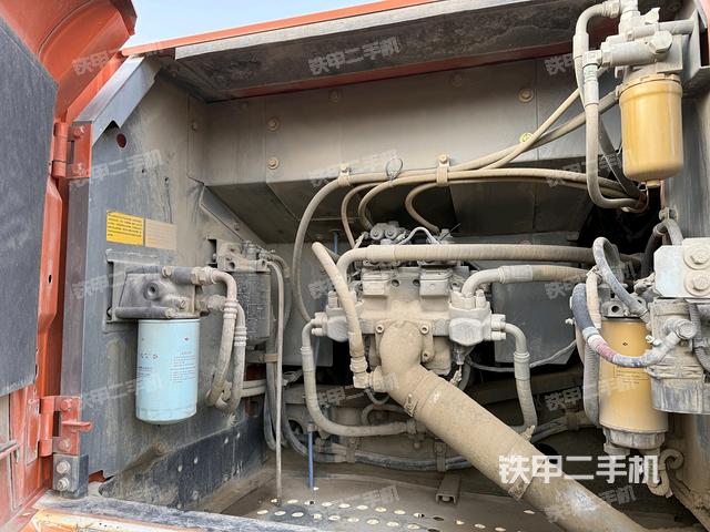 液壓泵艙室正面整體(整機(jī)外觀) 液壓泵艙室正面整體(整機(jī)外觀)