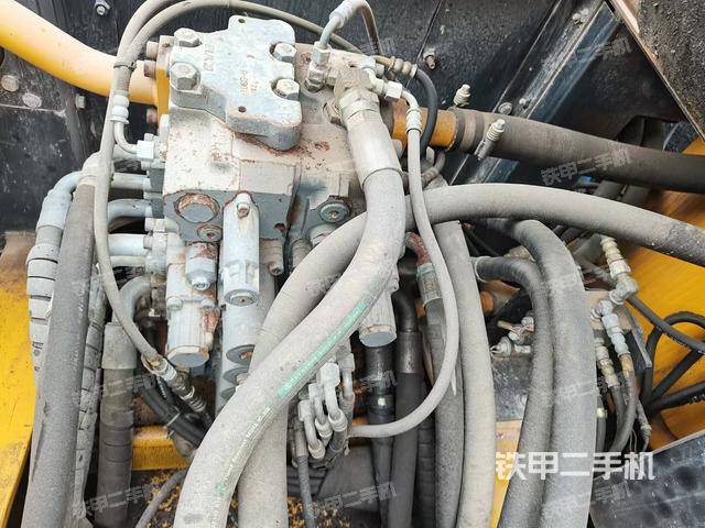 回转马达和主控阀（整机外观）