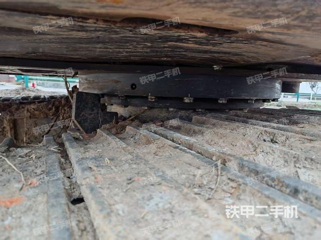 轉(zhuǎn)盤(pán)和下車架正前(工作和回轉(zhuǎn)裝置) 轉(zhuǎn)盤(pán)和下車架正前(工作和回轉(zhuǎn)裝置)