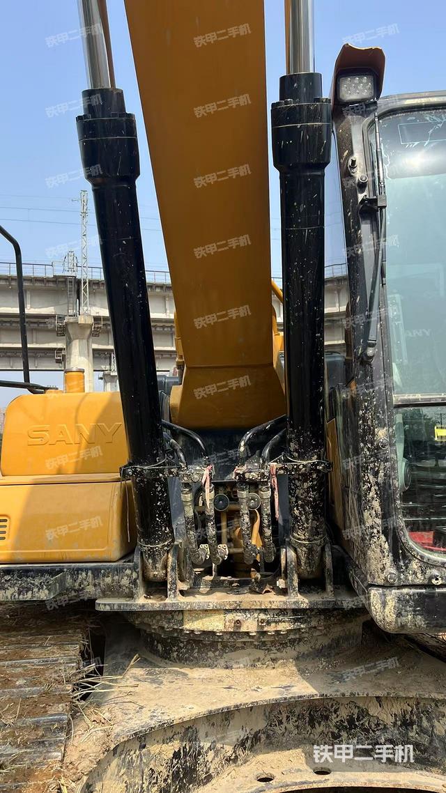 大臂油缸整體?豎拍（工作和回轉(zhuǎn)裝置）