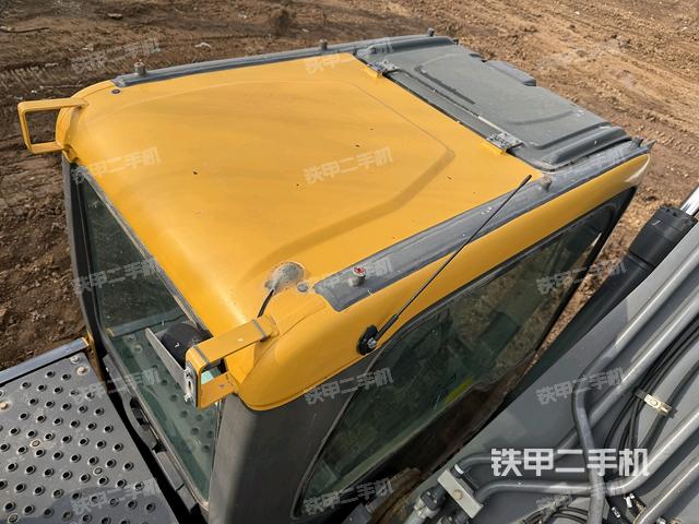 駕駛室頂部(整機(jī)外觀) 駕駛室頂部(整機(jī)外觀)