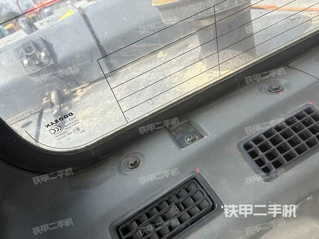 左后方玻璃角標(biāo)(駕駛室部分) 左后方玻璃角標(biāo)(駕駛室部分)