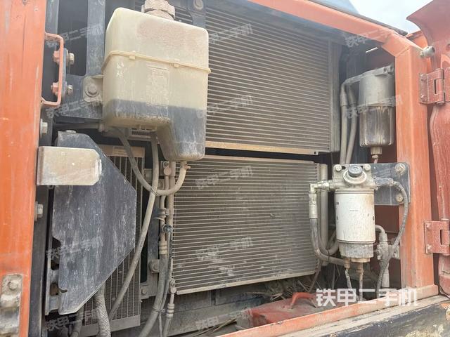 散熱器正面(大件艙室) 散熱器正面(大件艙室)