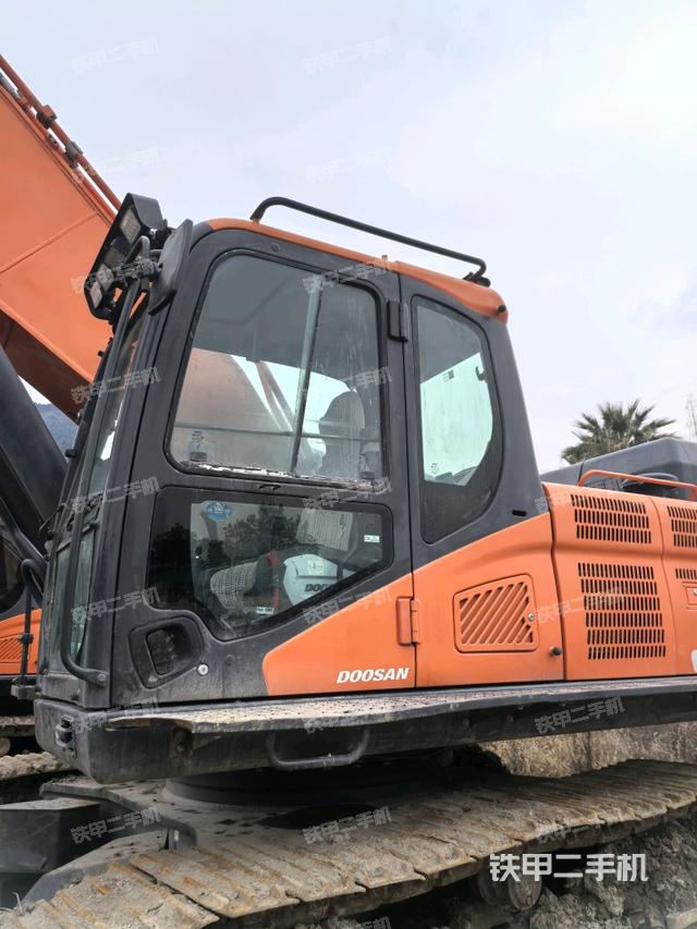 駕駛室正側(cè)（駕駛室部分）