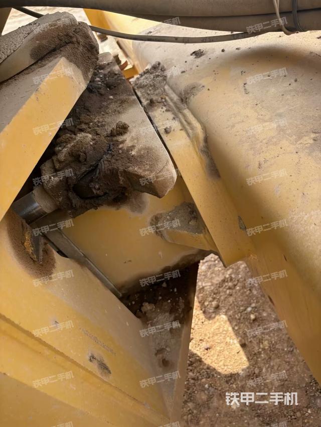 前輪右側減震塊連接及部件（壓路機前后車架）