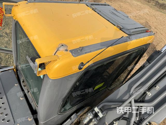 駕駛室頂部(整機(jī)外觀) 駕駛室頂部(整機(jī)外觀)