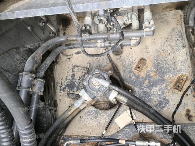 中央回轉(zhuǎn)接頭特寫（上車部件）