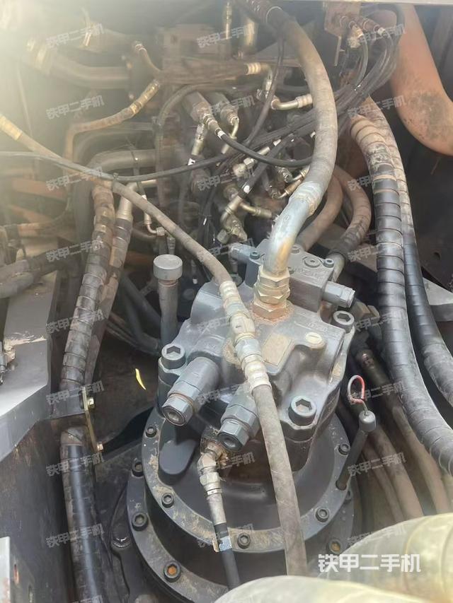 回轉(zhuǎn)馬達(dá)和主控閥（整機(jī)外觀）