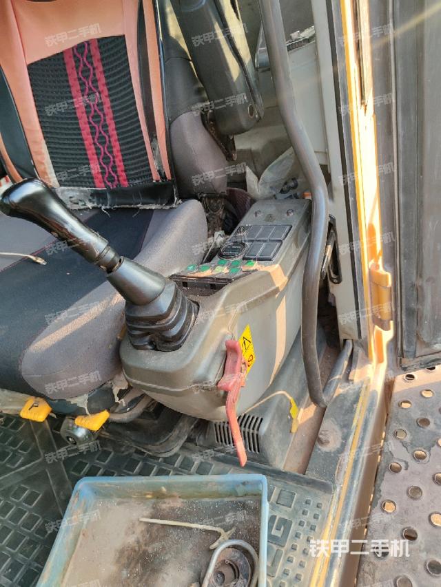 座椅左側(cè)控制臺/音響/含左手柄（駕駛室部分）