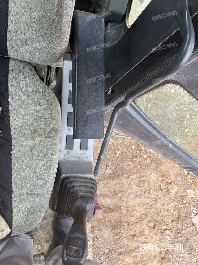 座椅右側(cè)控制臺/鑰匙門/油門/含右手柄(駕駛室部分) 座椅右側(cè)控制臺/鑰匙門/油門/含右手柄(駕駛室部分)