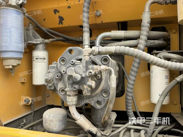 液壓泵艙室正面整體(整機外觀) 液壓泵艙室正面整體(整機外觀)
