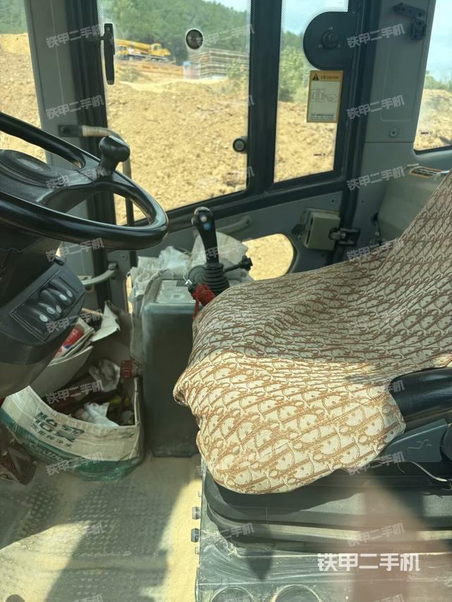 駕駛室側向上照全景（壓路機駕駛室）