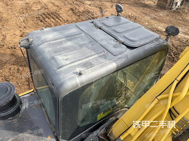 駕駛室頂部(整機(jī)外觀) 駕駛室頂部(整機(jī)外觀)