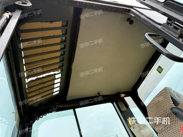 駕駛室頂部(整機(jī)外觀) 駕駛室頂部(整機(jī)外觀)
