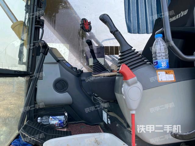 駕駛室整體(整機(jī)外觀) 駕駛室整體(整機(jī)外觀)