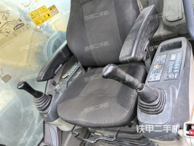 行走控制手柄和踏板?俯拍(駕駛室部分) 行走控制手柄和踏板?俯拍(駕駛室部分)