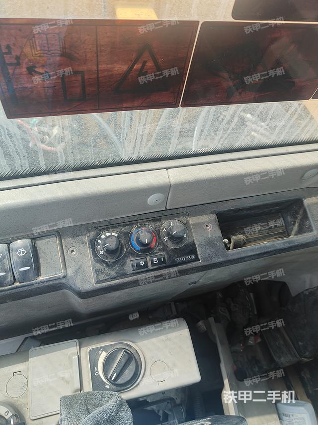 回转马达和主控阀（整机外观）