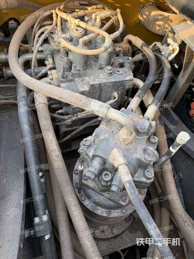 回轉(zhuǎn)馬達(dá)和主控閥（整機(jī)外觀）