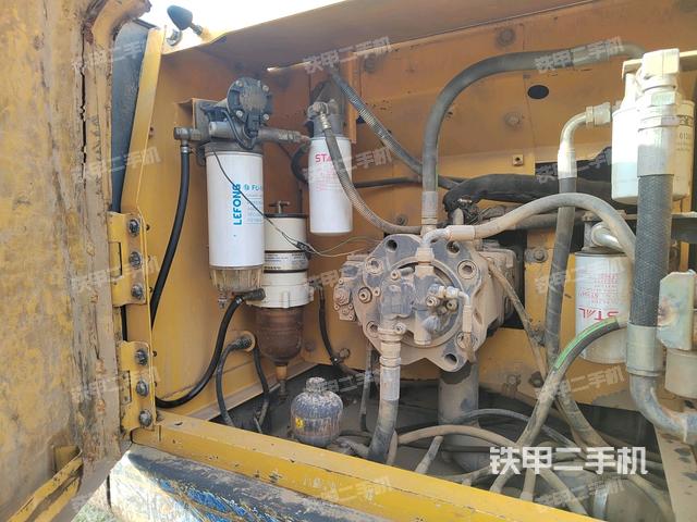 液壓泵艙室正面整體（整機外觀）