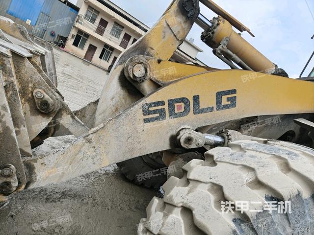 鏟斗油缸側(cè)面（工作裝置）