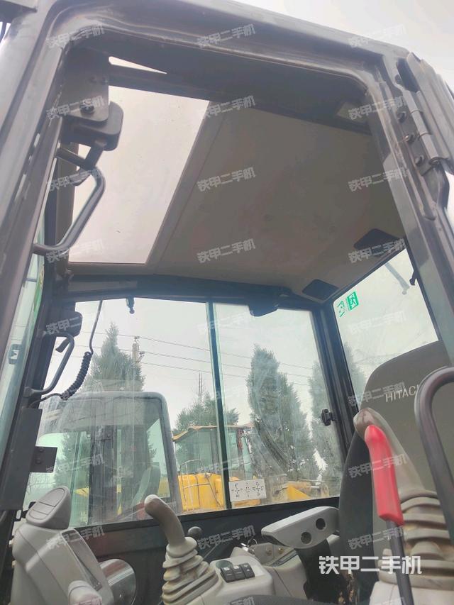 駕駛室頂部(整機(jī)外觀) 駕駛室頂部(整機(jī)外觀)