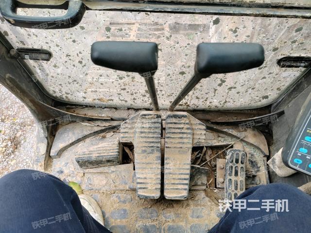 行走控制手柄和踏板?俯拍(駕駛室部分) 行走控制手柄和踏板?俯拍(駕駛室部分)