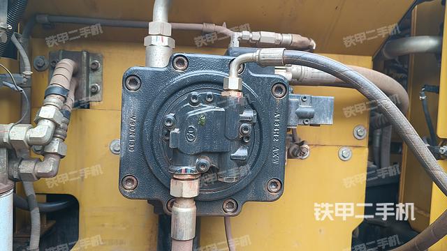 液压泵舱室正面整体（整机外观）