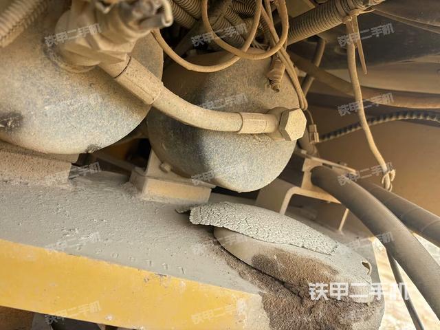 發(fā)動機左側全景（壓路機發(fā)動機艙）