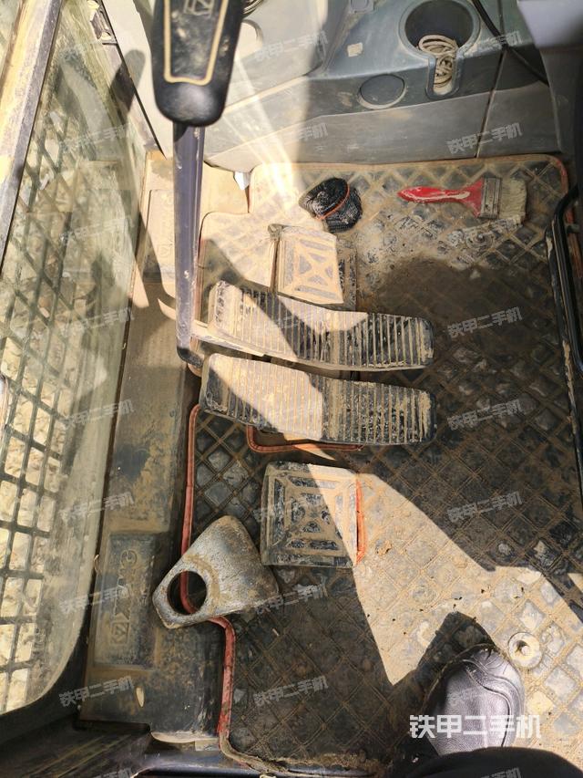 行走控制手柄和踏板?俯拍（駕駛室部分）