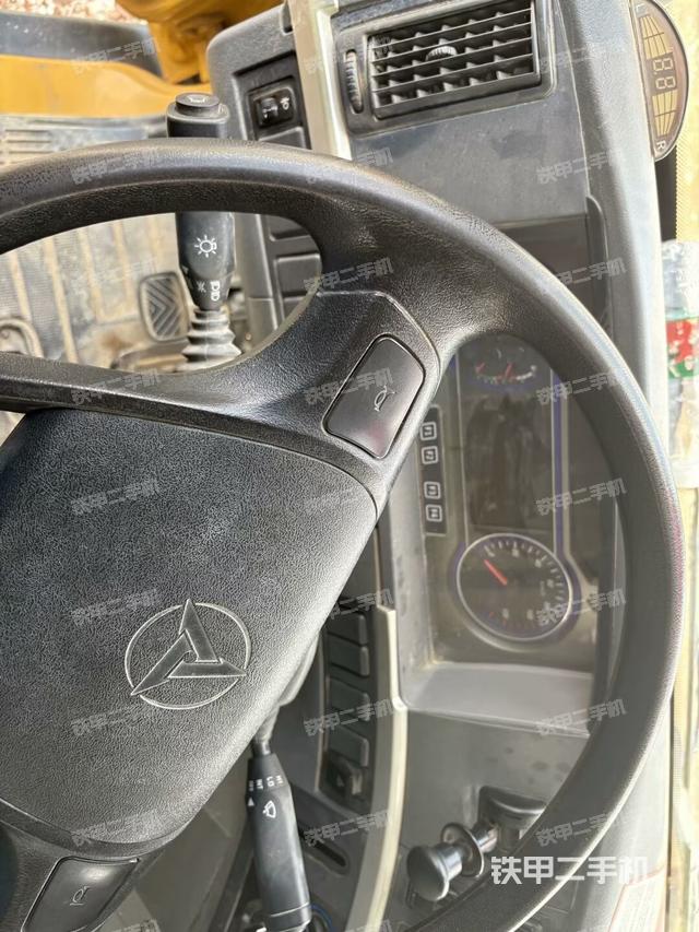 駕駛室內(nèi)部（起重機(jī)駕駛室正側(cè)及內(nèi)部，操作室及內(nèi)部）