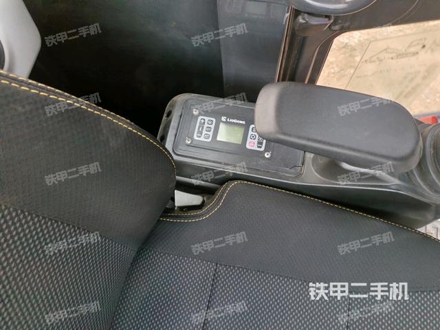 座椅左側(cè)控制臺/音響/含左手柄（駕駛室部分）