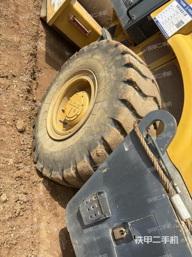 前車架正左側（壓路機前后車架）