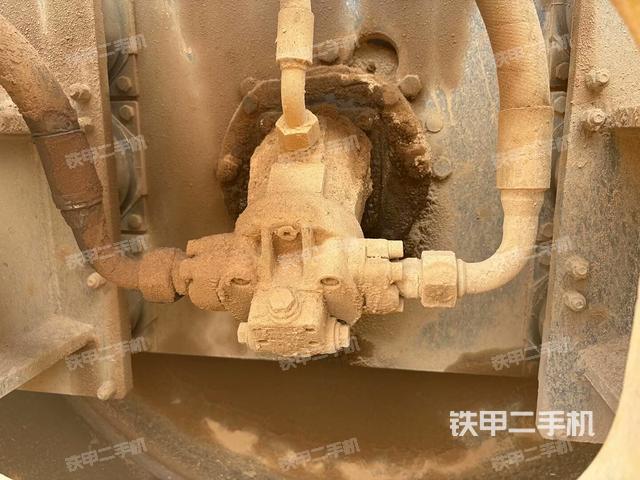 后輪左側全景（壓路機前后車架）